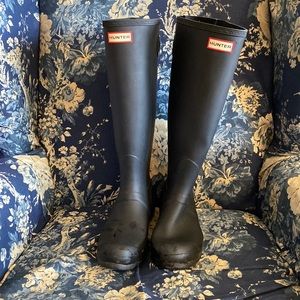 Black matte Hunter boots. Worn a handful of times.
